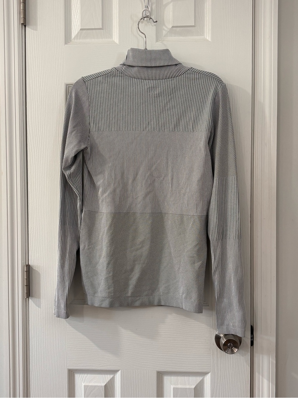 🔴Athleta Light Gray Ribbed Turtleneck Long Sleeve Top - Picture 3 of 8